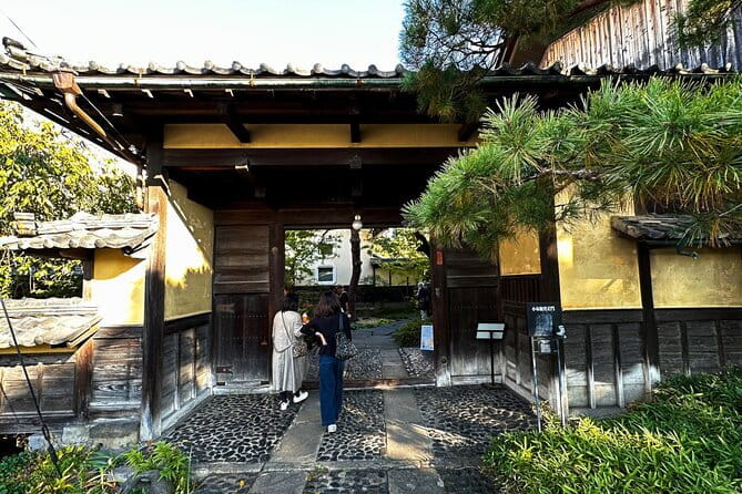 1-Day Winter Tour From Nozawa Onsen: Snow Monkeys, Zenko-ji Temple & Sake - Zenko-ji in winter: an older Nagano you can feel