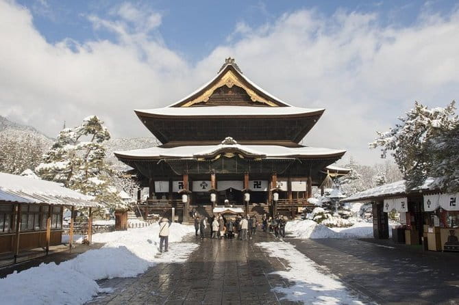 1-Day Winter Tour From Nozawa Onsen: Snow Monkeys, Zenko-ji Temple & Sake - Lunch at Japanese Dining GOEN: a warm reset near the park