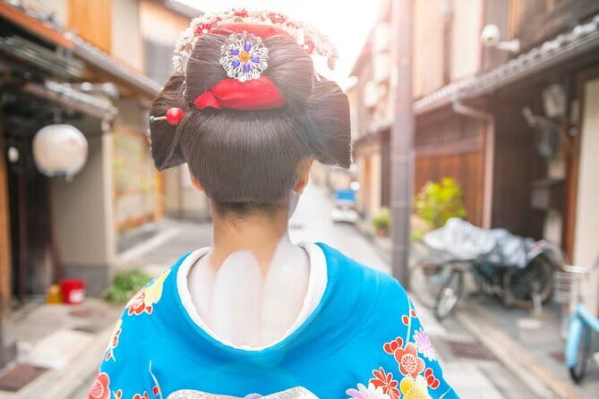 1 Hour Geisha Show in Kyoto - Green tea and the guide’s job: making you part of the room