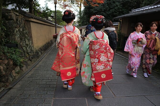1 Hour Geisha Show in Kyoto - How the 1 hour actually plays out: two dances, then interaction
