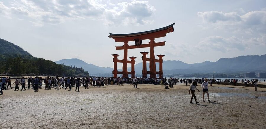 Amazing Hiroshima: Private City Tour with a Local Guide - Hondori and the practical side of Hiroshima street life