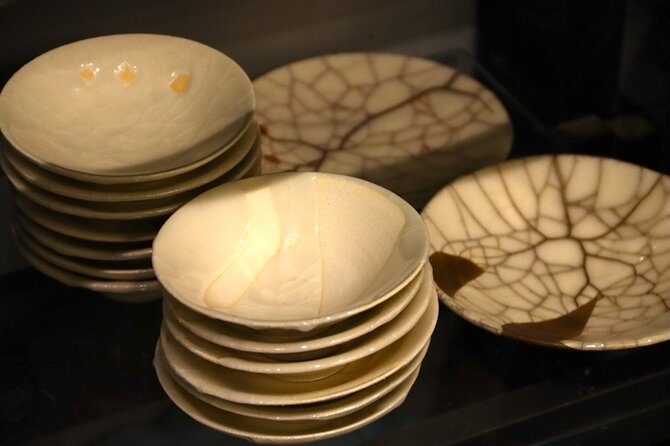 Authentic Pure Gold Kintsugi Workshop with Master Taku in Tokyo - What I like about the teaching style during hands-on repair
