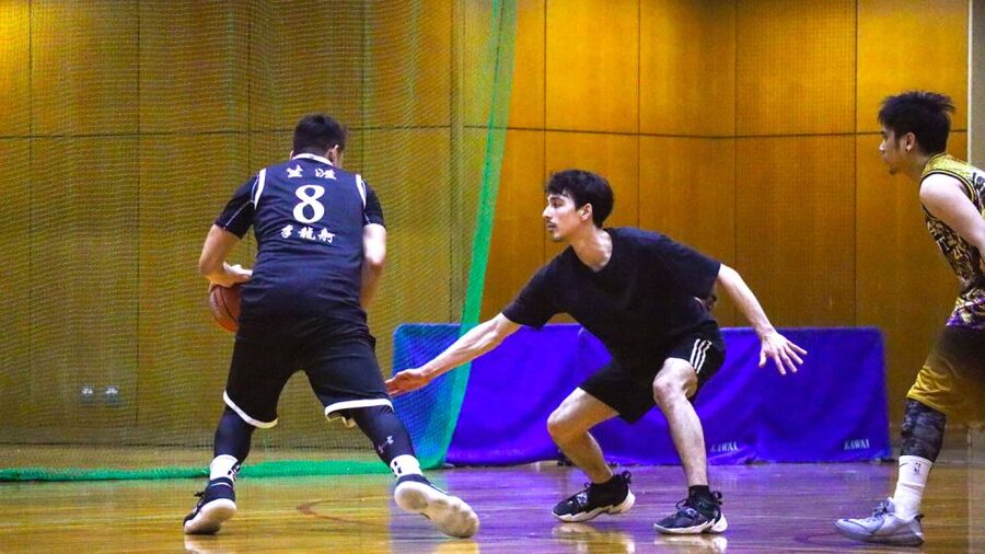 Basketball in Osaka with local players! - 3 hours of Osaka pick-up basketball, with locals and language help