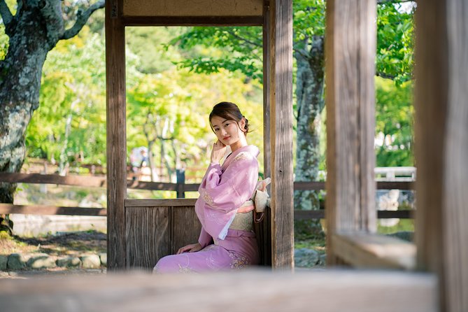 Beautiful Photography Tour in Kyoto - Posing support from Satoshi, one by one and as a group