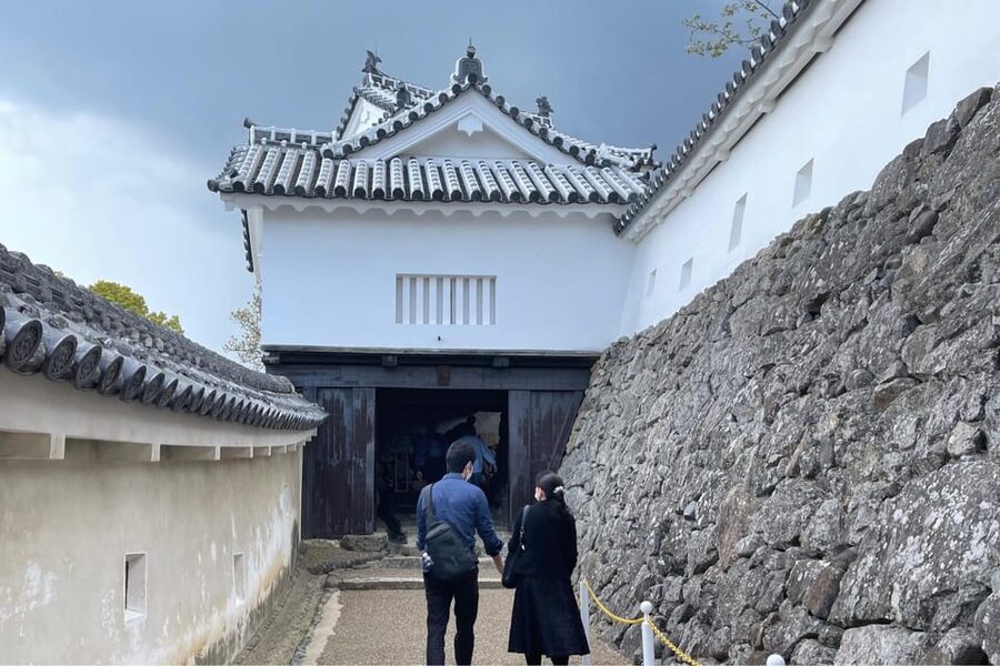 Best of Himeji Castle: 3hr Tour with Licensed Guide - Inside the castle: why the stories make the route click