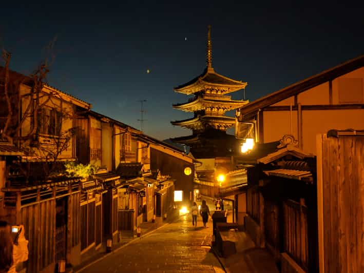 Best of Kyoto: Gion, Geisha, Pagodas & Cobblestones - Meeting Points and First Minutes in the Dark