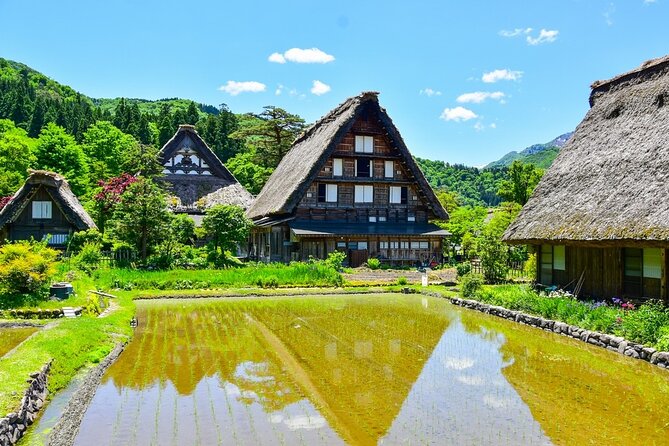 Departing from Takayama [Regular sightseeing bus] World Heritage Sites Shirakawago and Gokayama Ainokura - The guide experience: context on the bus, maps on arrival