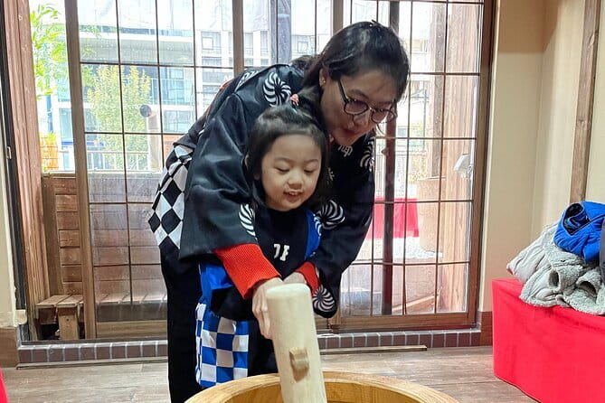 【Family Friendly】Traditional Mochi Pounding Experience - The mochi tasting: five toppings, plus tea