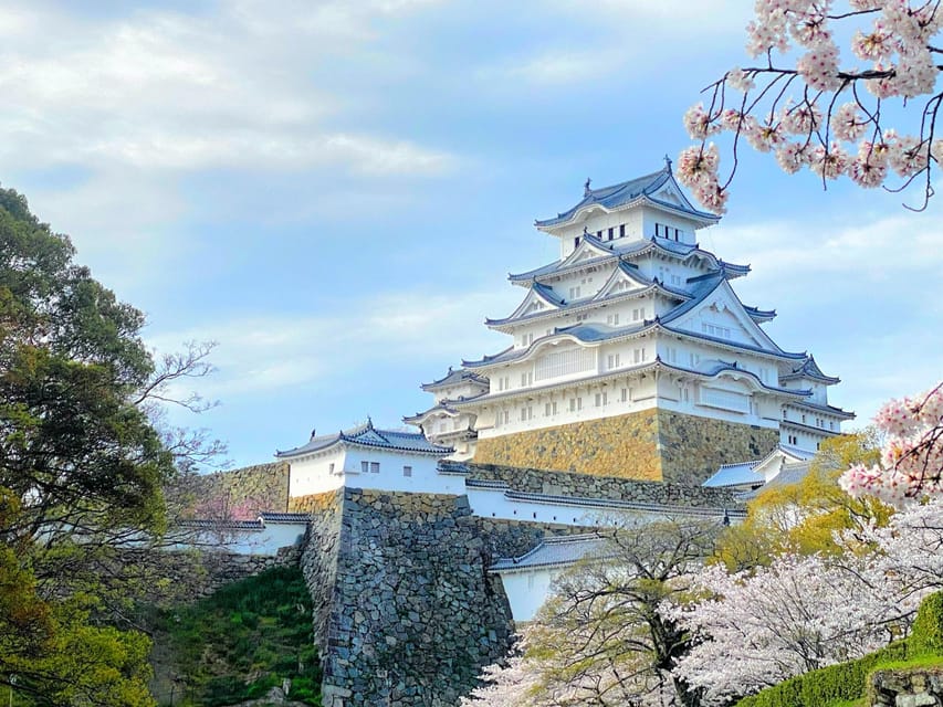 From Osaka: Himeji Castle, Arima Onsen & Mt. Rokko Day Tour - Karoyashiki-ato Park stop and lunch: a good reset before Arima