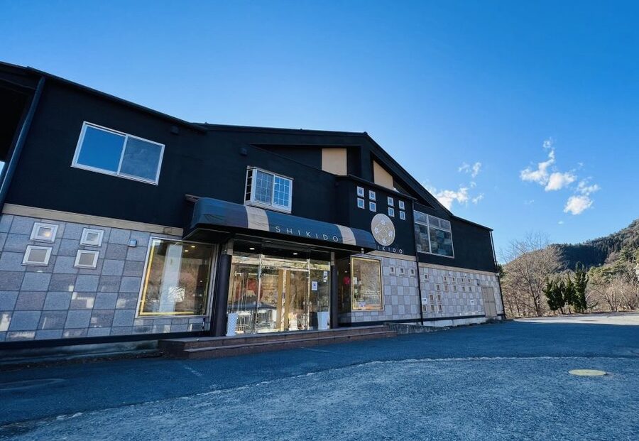 From Tokyo: Mt.Fuji, Tea Ceremony & Outlet Shopping Day Tour - Arakurayama Sengen Park: the big Fuji photo, with stairs to match