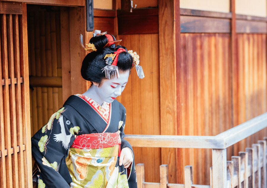 Gion Walking Tour, Geisha Show and Japanese Game in Kyoto - The Maiko Dance Show: What You Get in the Second Hour