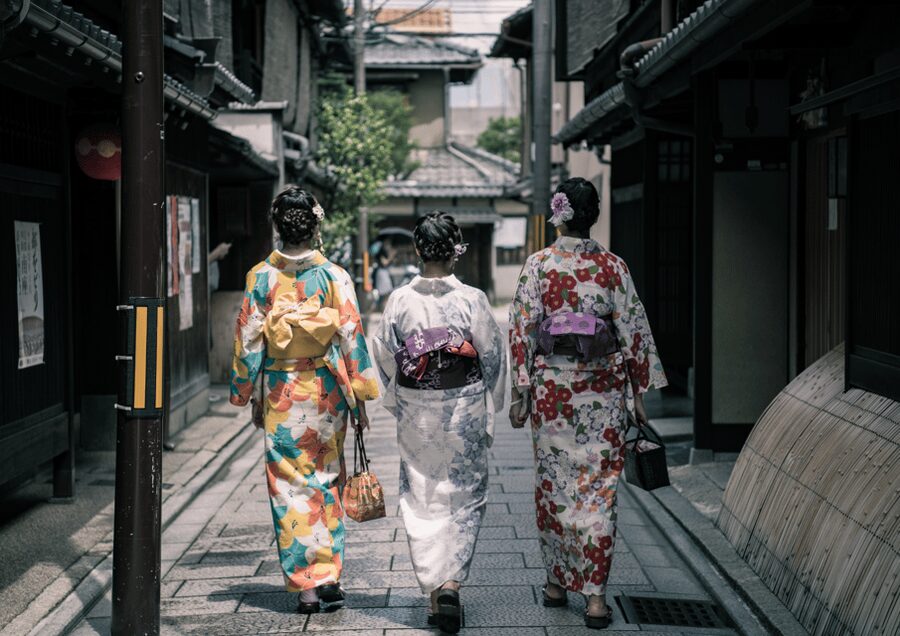 Gion Walking Tour, Geisha Show and Japanese Game in Kyoto - The 1-Hour Gion Walk: History, Etiquette, and Street-Level Context