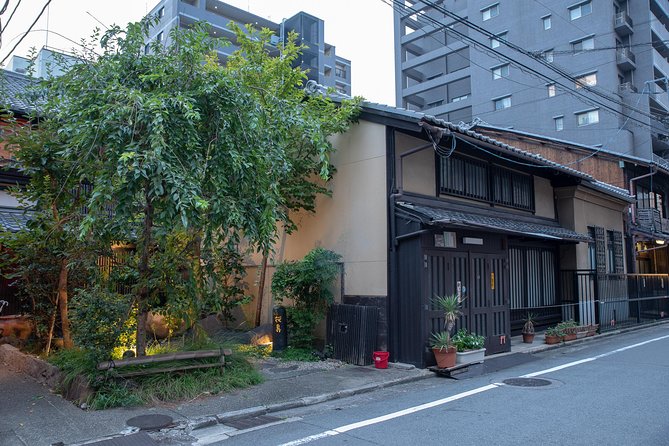 Highlights & Hidden Gems With Locals: Best of Kyoto Private Tour - Yasaka Shrine and Hokanji temple: ancient anchors for the day