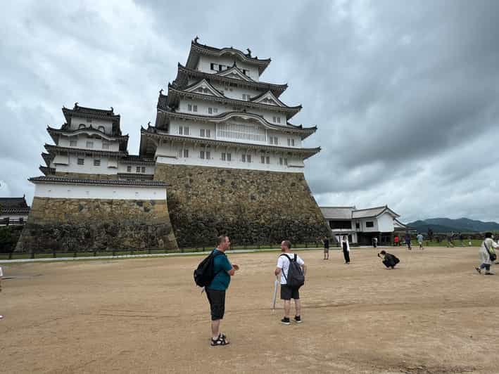 Himeji: Himeji Castle & Kokoen Garden 3.5-Hour Guided Tour - Hidden charms and castle details your guide will point out