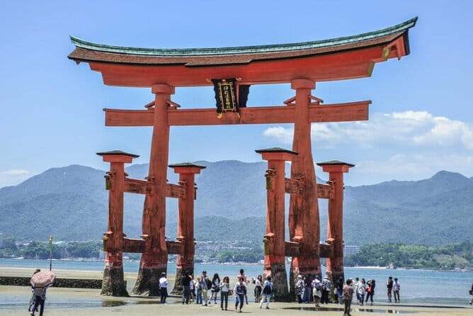 Hiroshima and Miyajima by Bike and Boat - Peace Memorial Park and the Cenotaph: time for reflection, not just photos