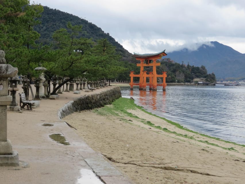 Hiroshima: History and Hidden Gems Tour - Hiroshima Castle inside: architecture, not waiting in line