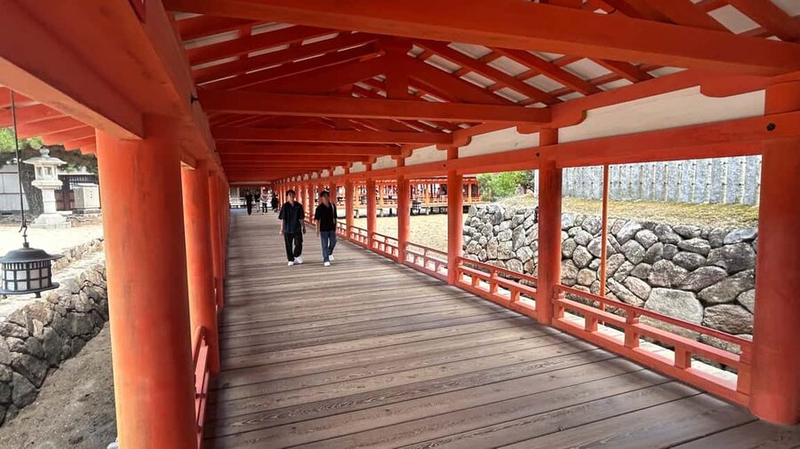 Hiroshima & Miyajima 6.5h Guided Tour – Dome, Park & Shrine - Itsukushima Shrine: What the Torii Scene Actually Means