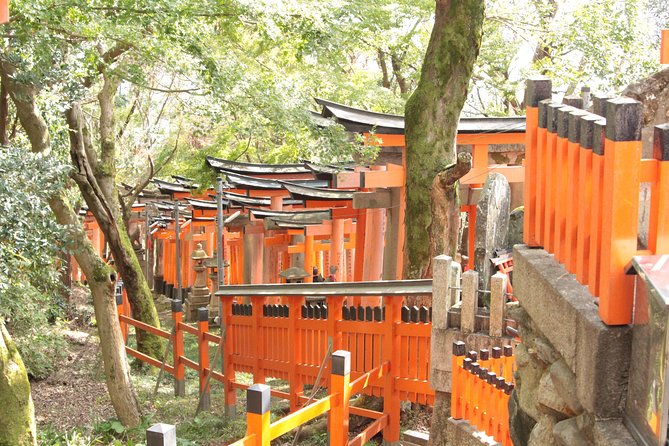 Inside of Fushimi Inari - exploring and lunch with locals - Entering Fushimi Inari from the inside, not the crowd line
