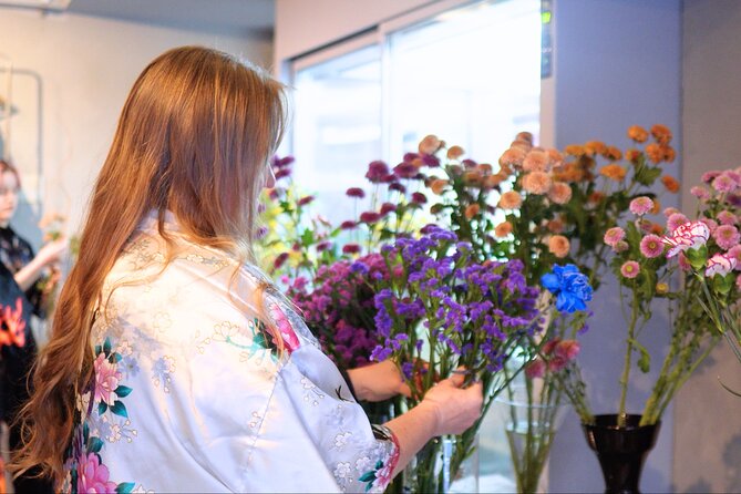 Japanese flower arranging (Ikebana) Experience/Workshop in Tokyo - How the instruction feels in a small group of up to 15