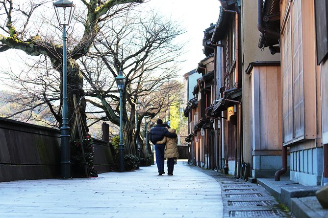 Kanazawa private half day/Photoshoot by professional photographer - Optional Ochaya Shima and Kazuemachi: Choose Between Deeper Detail and More Street Time