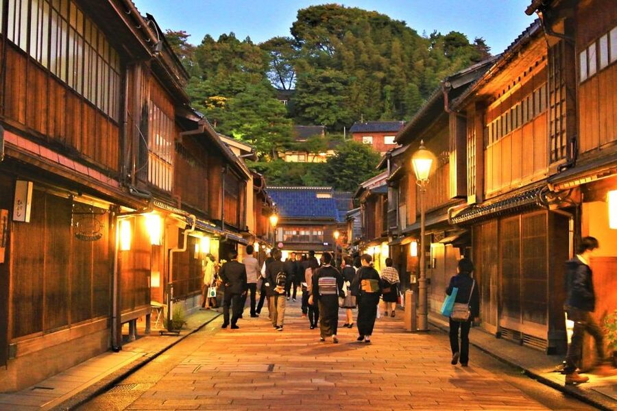 Kanazawa: Private Tour with Local Guide - Kenrokuen Gardens: The Big Sight You’ll Remember