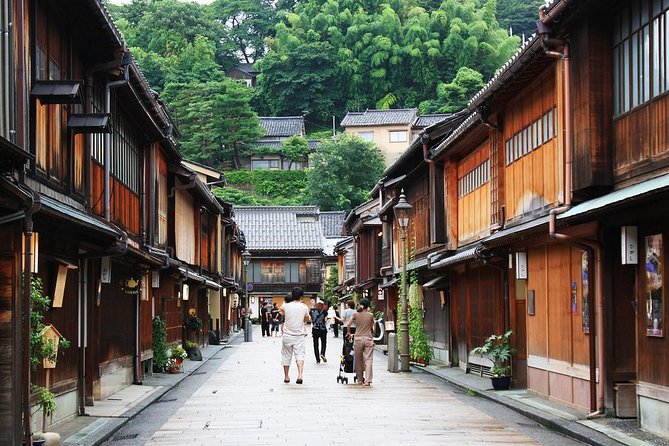 Kanazawa: Private Walking Tour with a Local - Meeting your Lokafyer: pickup that keeps your day moving