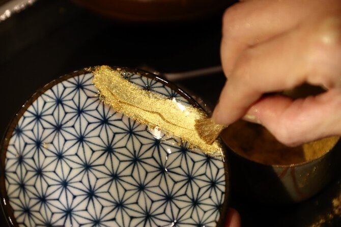 Kintsugi Experience: Art of Golden Joinery in Tokyo - The one-hour flow: samue, group size, and master-level attention