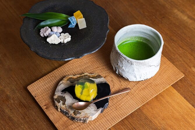 Kintsugi Workshop Class in Shibuya, Tokyo with mon cadeau - Your two-hour flow: matcha, demos, then your hands on the repair