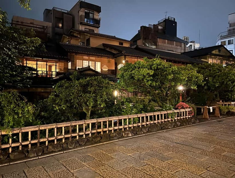 Kioto: Gion Tour, recorrido a pie (Español/Castellano) - Pontocho alleyway start, then Kamogawa statues and classic bridge views