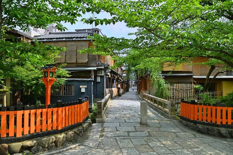 Kioto: Gion Tour, recorrido a pie (Español/Castellano) - Getting started at Disney Kyoto Shijo-Kawaramachi, and how the tour feels in real life