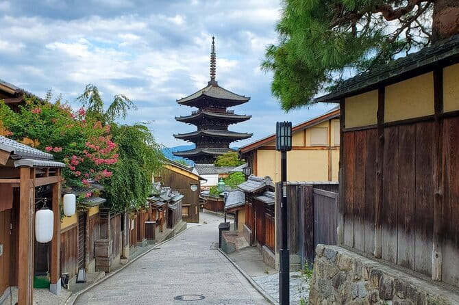 KIYOTO’s Kyoto Private Tour: Highlights & Hidden Gems - Yasaka Pagoda, Hokan-ji, and Hanamikoji: geisha district photography with context