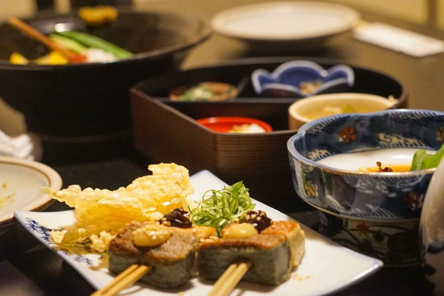 Kyoto: Foodie Night Tour in Gion with 9 dishes + 6 Sake - The guide experience: conversation, pacing, and how Rika-style hosting helps