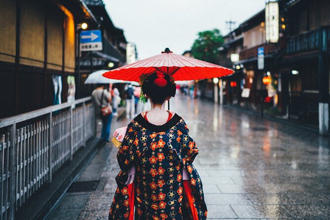 Kyoto Geisha District Walking Tour in Gion - Tatsumi Daimyojin and Tatsumi Bridge: The Quick Stops That Feel Like a Movie Scene