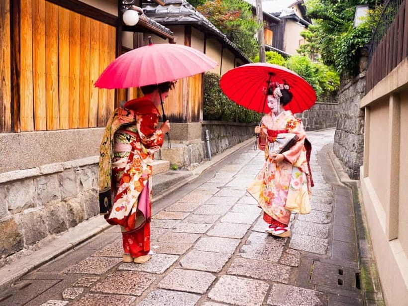 Kyoto Geisha Walking Tour: Gion District & Hidden Gems - Gion Nightlife Timing, Lantern Streets, and Photo Moments