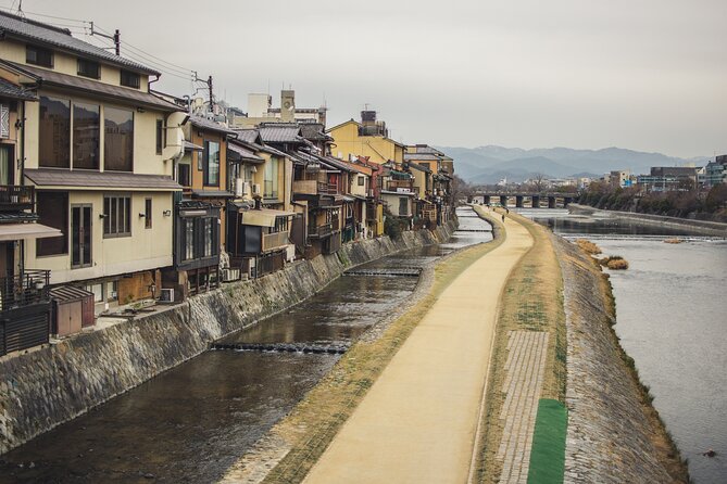 Kyoto Gion Cultural Walk & Geisha Show with Dining Options - Zenkyoan and its boar guardians: a tiny detail with a big vibe