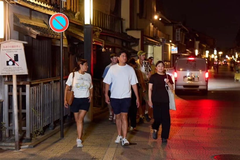 Kyoto: Gion Geisha District Walking Tour - Stories of Geisha - Yasaka Shrine and Gion Corner: Sacred Place Meets Entertainment Culture