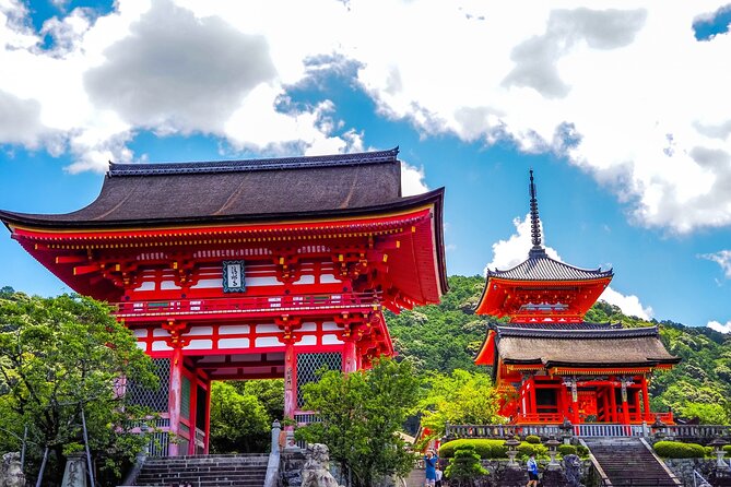 Kyoto Gion Historical Walking Tour - Meeting at Ben’s Cookies, then straight into Gion’s Shibashi moment