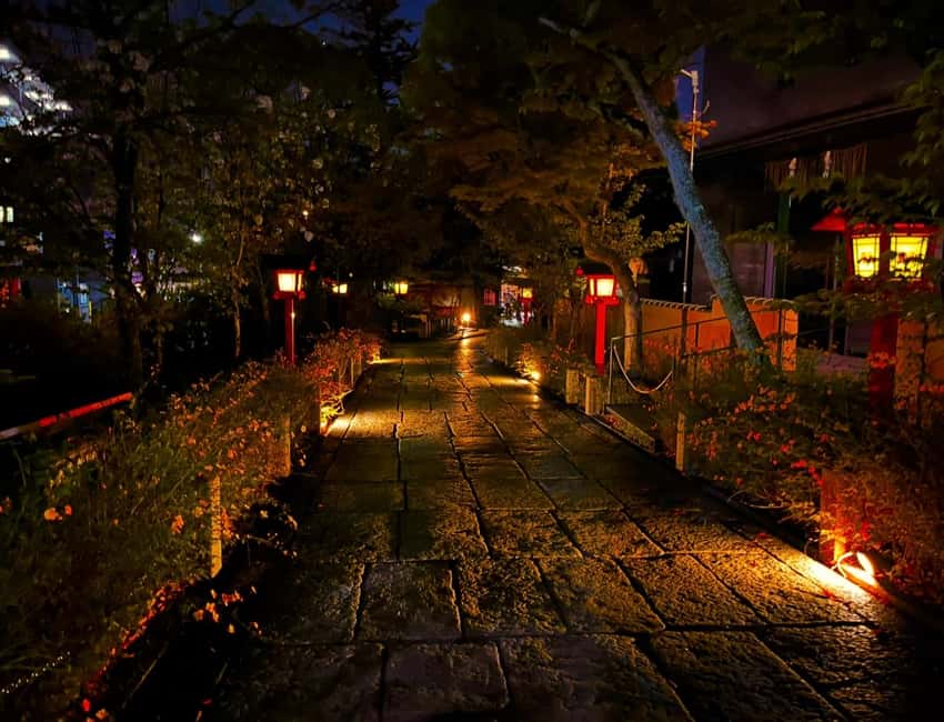 Kyoto: Gion Magical Night Walking Tour with Geisha Trivia - Hidden lanes, quieter pathways, and a 1000-year-old shrine finale