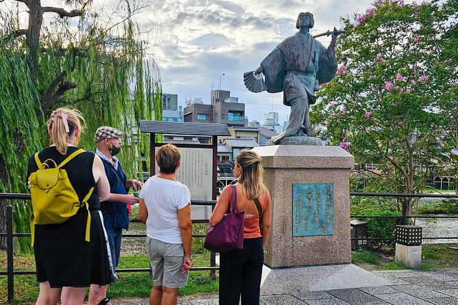 Kyoto Gion Night Walk & Geisha District Guided Tour - Stop 1 in Gion: lantern-lit lanes, teahouses, and the maiko-or-geisha bonus