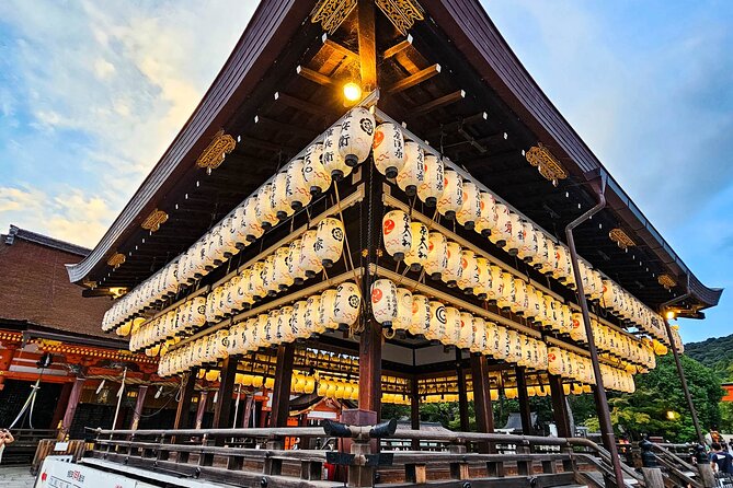 Kyoto Gion Night Walk & Geisha District Guided Tour - Yasaka Shrine near Gion: customs, architecture, and why it fits the walk