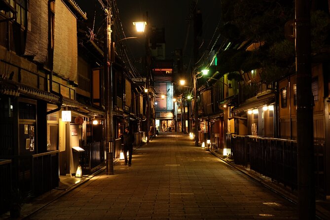 Kyoto: Gion Night Walking Tour with Geisha Insight - Why a Gion night walk beats daytime sightseeing
