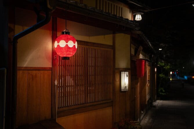 Kyoto: Gion & Pontocho Food Tour with 13 Dishes - Yasaka Shrine Glow, Then Into Gion’s Night Streets