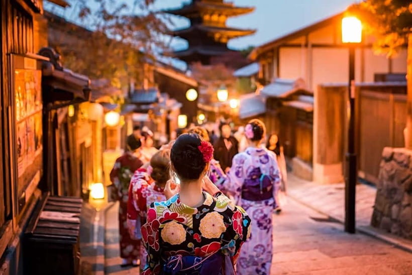 Kyoto: Gion Sunset Walking Tour with Local Guide - Meeting at Kyoto Kawaramachi Garden, then letting the neighborhood pull you along