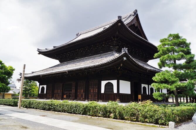 Kyoto Gion Walking Tour for First Time Visitors - Stop 1: Gion streets and machiya atmosphere near Yasaka Shrine