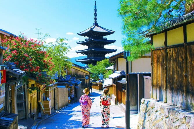 Kyoto Gion Walking Tour for First Time Visitors - Stop 5: Ninenzaka slope and the stone-paved Higashiyama walk
