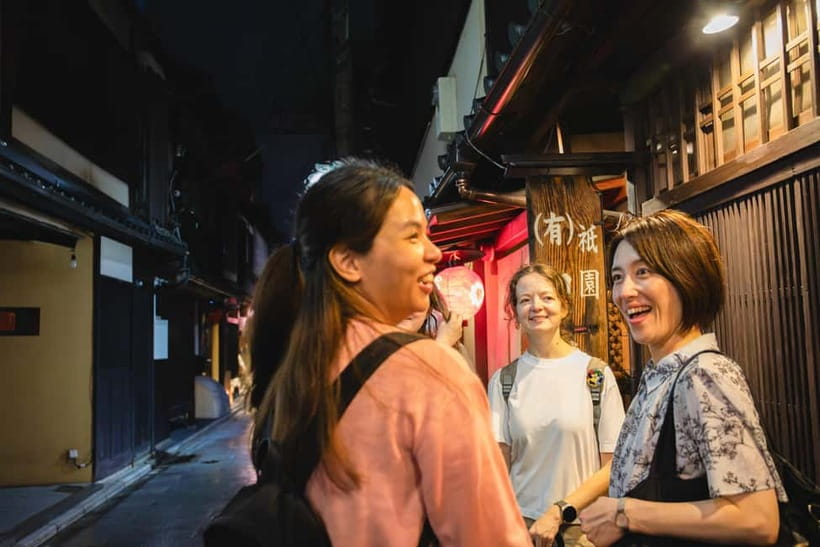 Kyoto: Gion World of the Geisha Guided Walking Tour - Getting Started in Kyoto: Three Different Meeting Options
