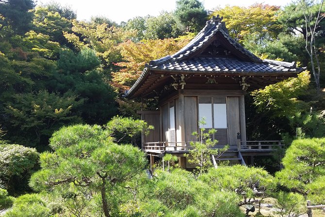 Kyoto Highlights: Arashiyama & Fushimi Inari by Private Car - Gion in ten minutes: quick photos, then on to the torii stairs