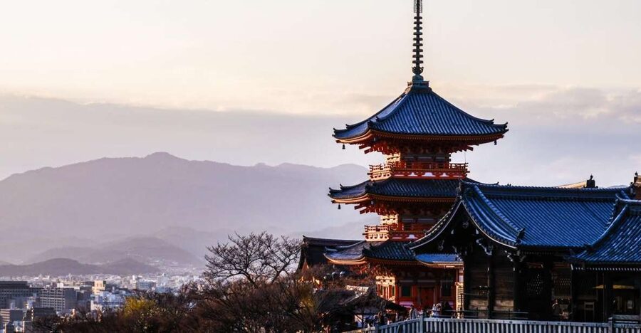 Kyoto: Historic Higashiyama Walking Tour - Higashiyama: where Kyoto’s old edge meets the mountain