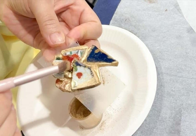 Kyoto: Kintsugi Jewelry Workshop with Natural Stones - Picking pottery shards and natural stones for your one-of-a-kind design