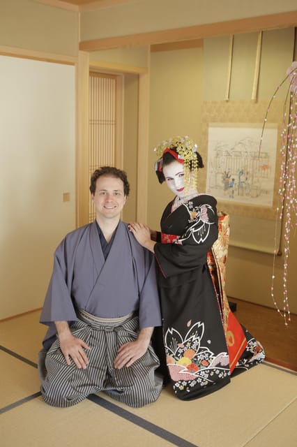Kyoto kiyomizu Temple : Maiko and Samurai Couple Photoshoot - Hair, makeup, and dressing details that make the look click